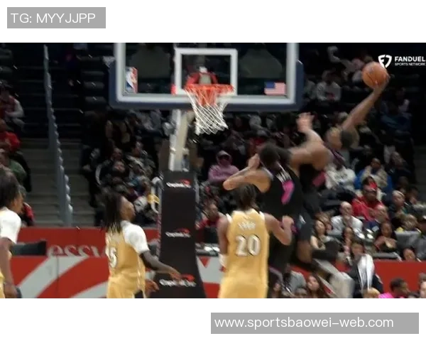 鲍威尔自嘲年纪大队友称叔叔实际上与年轻球员仅差一岁