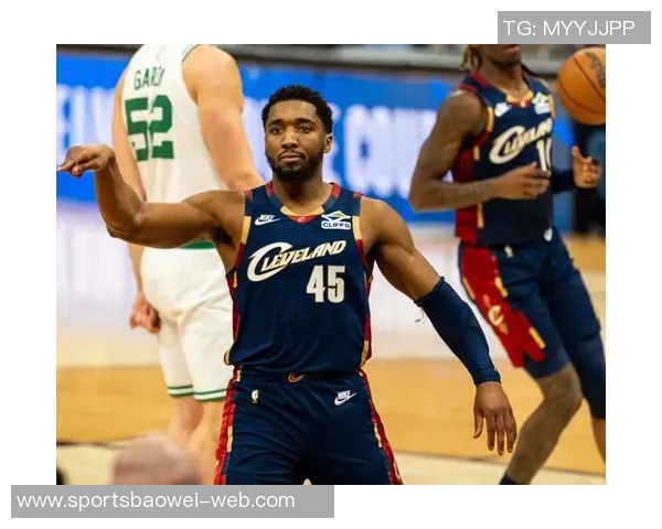 米切尔表现起伏明显第三节狂砍21分末节却陷入低迷仅得4分失误频繁 米切尔表现起伏明显第三节狂砍21分末节却陷入低迷仅得4分失误频繁